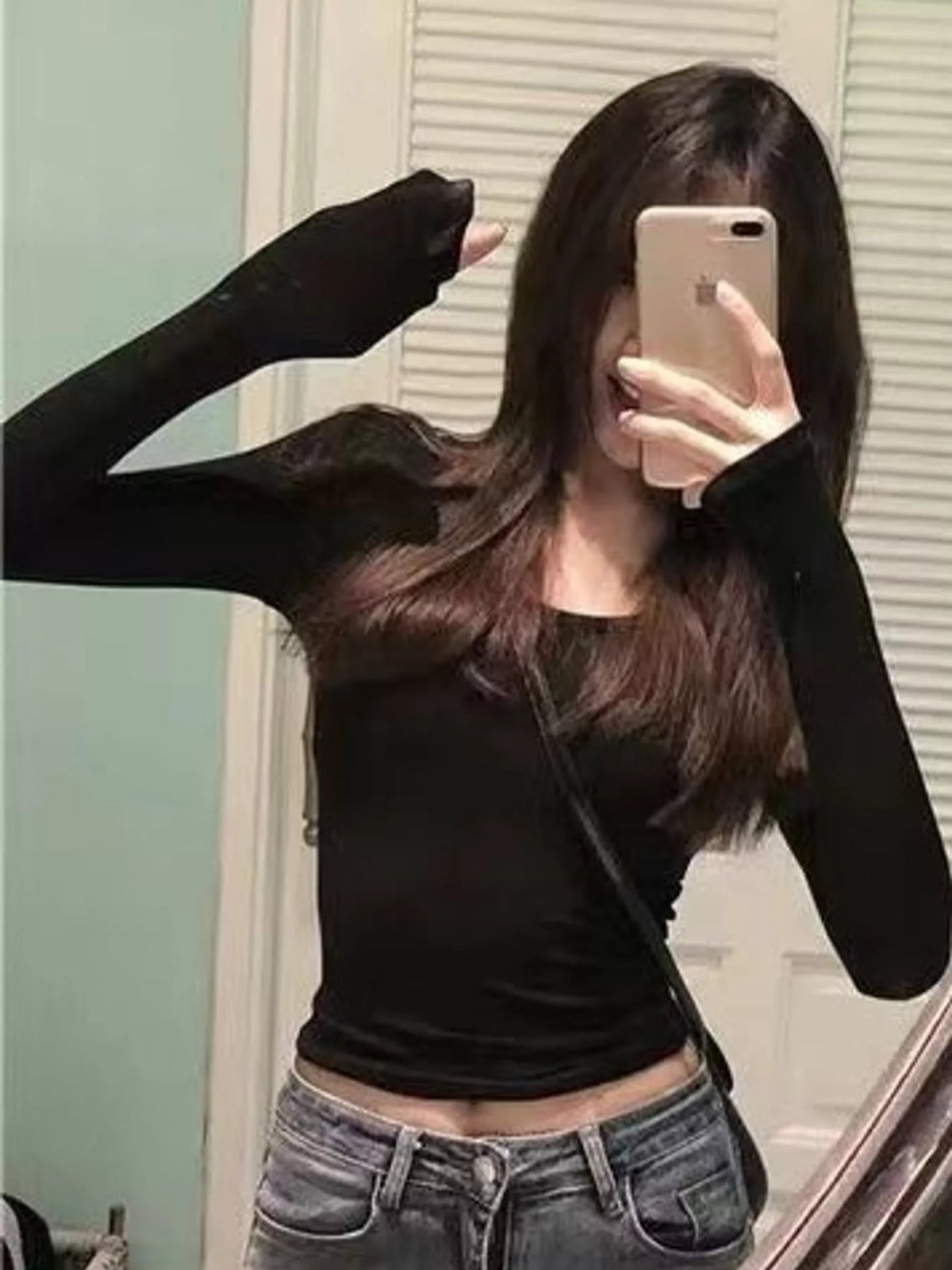 Slim-Fit Long Sleeve U-Neck Cropped T-Shirt