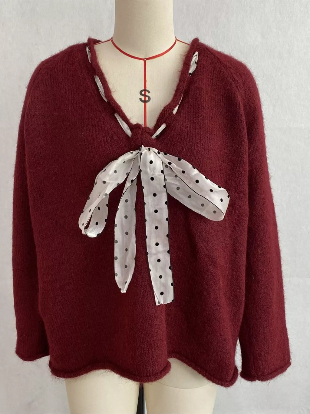 Chic V-Neck Sweater with Polka Dot Ribbon Tie