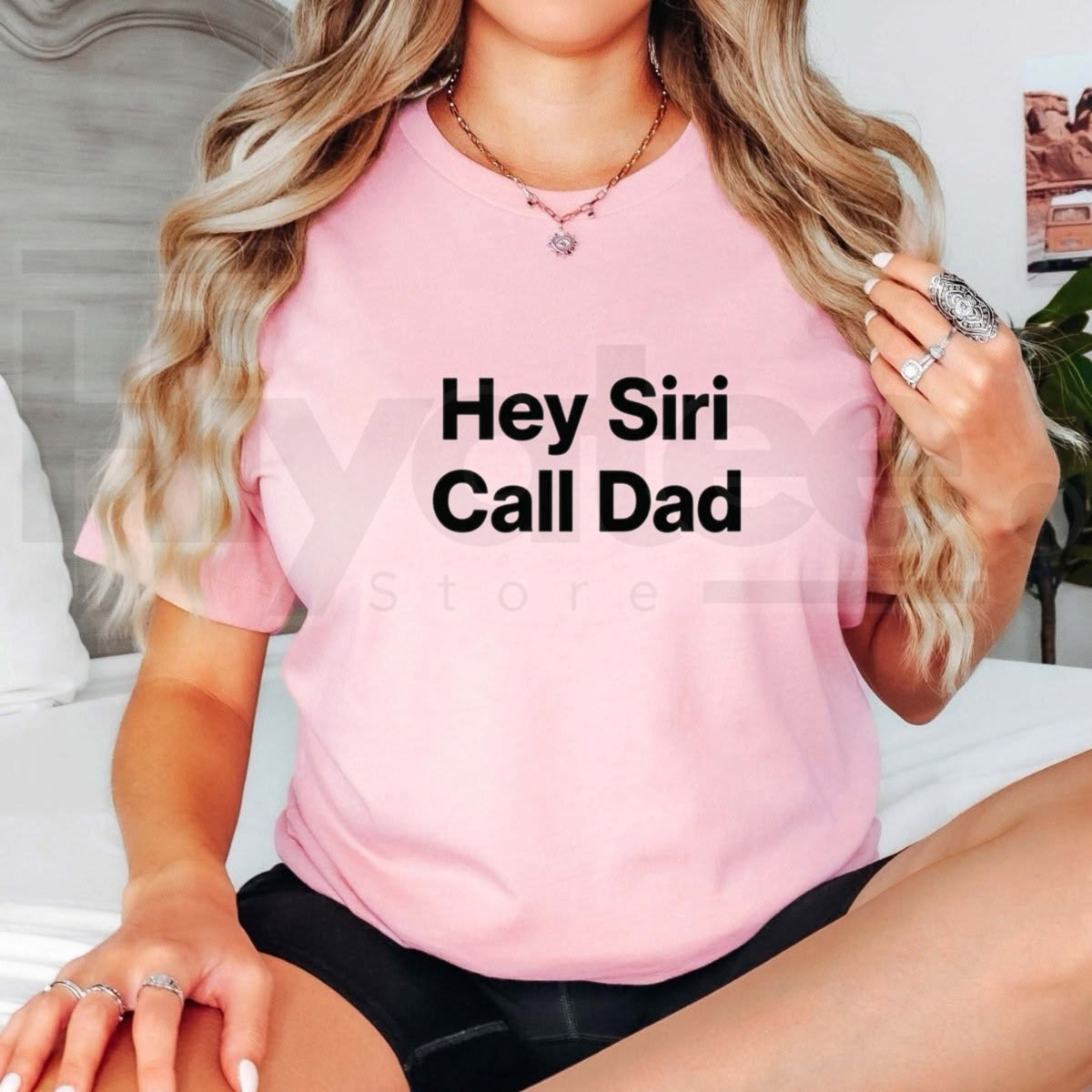 Hey Siri Call Dad T-Shirt – Funny Father's Day Graphic Tee