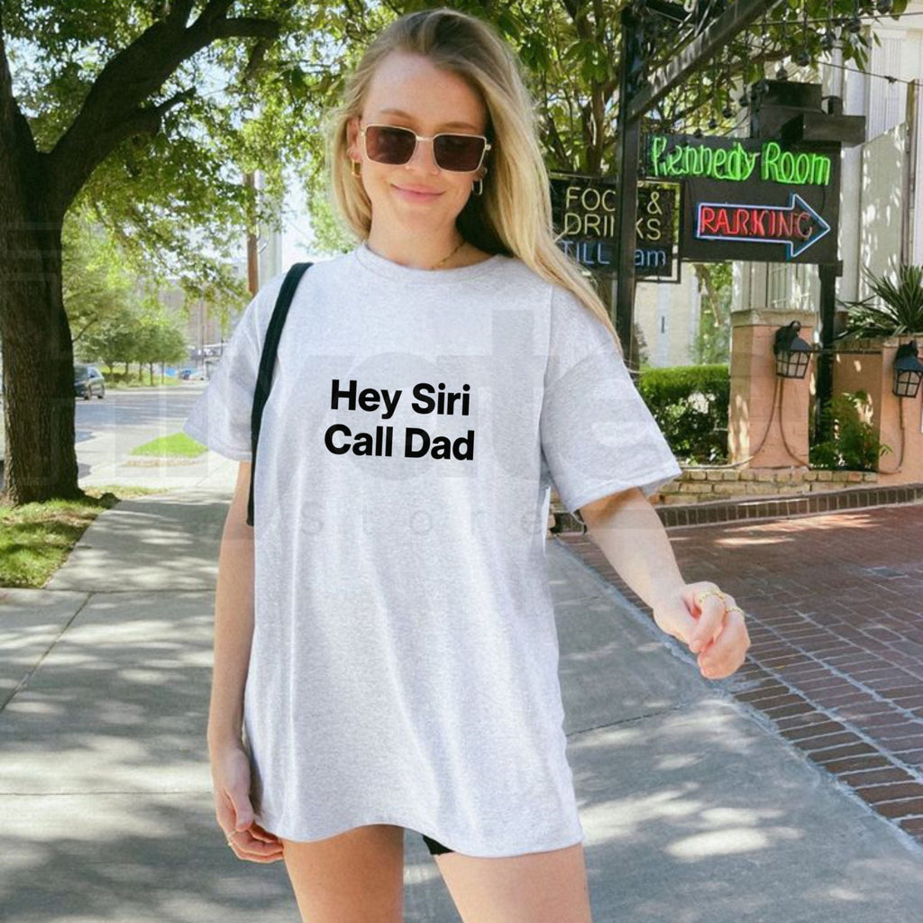 Hey Siri Call Dad T-Shirt – Funny Father's Day Graphic Tee